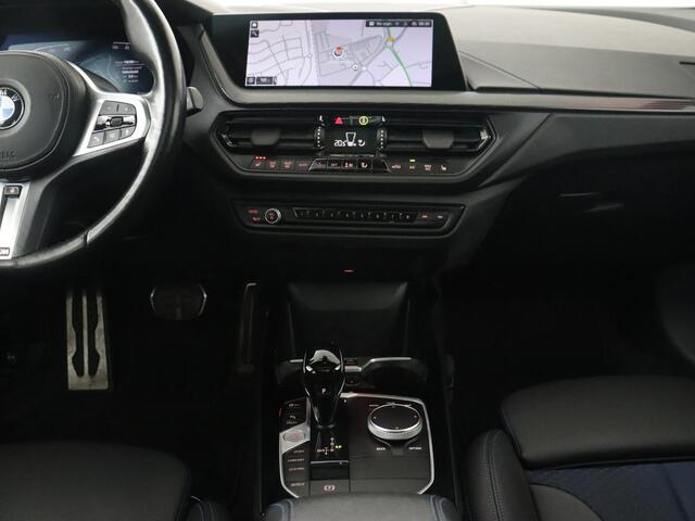 BMW 1-SERIE 118i M Sport | Panoramadak | Stoelverwarming | Camera | Sportstoelen | Harman/Kardon | Stuurverwarming | Carplay | Navigatie | Live Cockpit | Full LED | Getint glas
