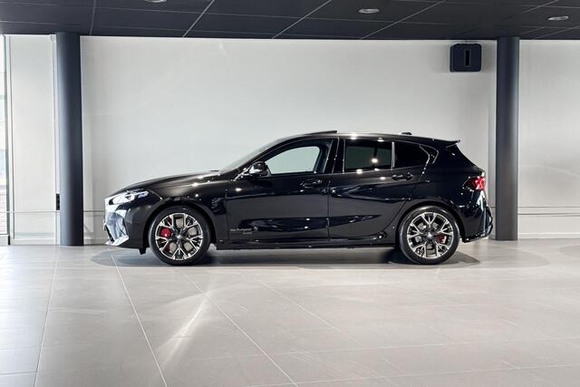 BMW 1-SERIE 120 M Sport Design Edition | Glazen Panoramadak | Harman Kardon | Stoelverwarming | Achteruitrijcamera |