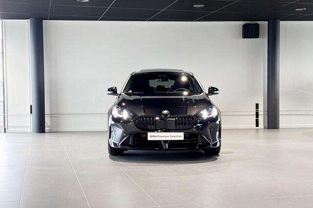 BMW 1-SERIE 120 M Sport Design Edition | Glazen Panoramadak | Harman Kardon | Stoelverwarming | Achteruitrijcamera |