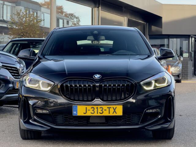 BMW 1-SERIE 118i AUT7 M-SPORT EXECUTIVE EDITION LEDER NAVI CAMERA DIGI-DASH APPLE-CARPLAY LED LMV PDC