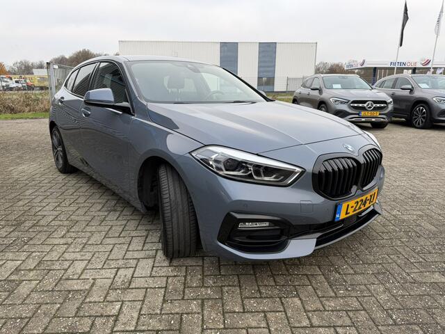 BMW 1-SERIE 118i Sport Line Achteruitrijcamera Trekhaak LED Sportstoelen Carplay BTW auto