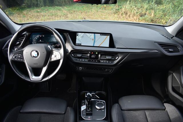 BMW 1-SERIE 118IA 140PK AUT. BUSINESS SPORT-LINE NAVI/LED/CAMERA/CARPLAY