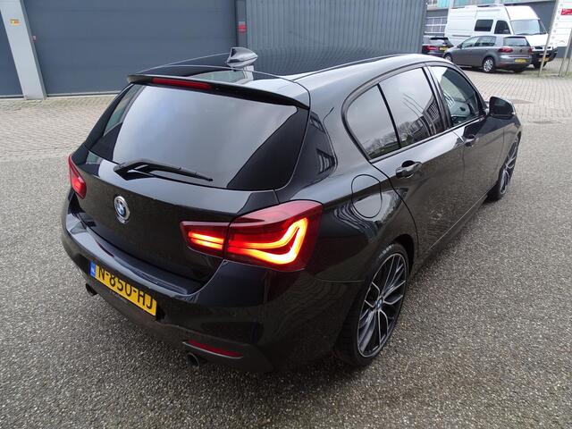 BMW 1-SERIE M140i xDrive High Executive HARMAN/KARDON | ACHTERUIT RIJ CAMERA | NAVIGATIE | SFEERVERLICHTING | HARMANKARDON | F1 STUUR | LEDER | ELEKTRISCHE STOELEN MEMORY |