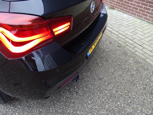 BMW 1-SERIE M140i xDrive High Executive HARMAN/KARDON | ACHTERUIT RIJ CAMERA | NAVIGATIE | SFEERVERLICHTING | HARMANKARDON | F1 STUUR | LEDER | ELEKTRISCHE STOELEN MEMORY |