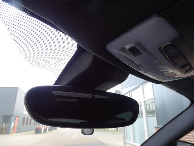 BMW 1-SERIE M140i xDrive High Executive HARMAN/KARDON | ACHTERUIT RIJ CAMERA | NAVIGATIE | SFEERVERLICHTING | HARMANKARDON | F1 STUUR | LEDER | ELEKTRISCHE STOELEN MEMORY |