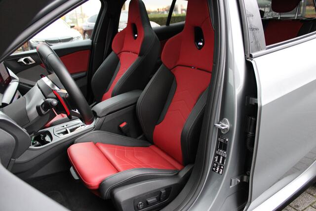 BMW 1-SERIE M135 xDrive High Executive M Sport Automaat / Panoramadak / M Sportstoelen / M Adaptief onderstel / Adaptieve LED / Parking Assistant Plus / Head-Up / Harman-Kardon