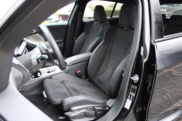 BMW 1-SERIE 120 M Sport Automaat / Sportstoelen / Achteruitrijcamera / Adaptieve LED / M Adaptief onderstel / Comfort Access / Stoelverwarming / Parking Assistant