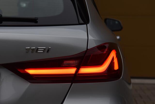 BMW 1-SERIE 118i High Executive Edition * Sportstoelen * Lichtpakket * M-Stuurwiel *