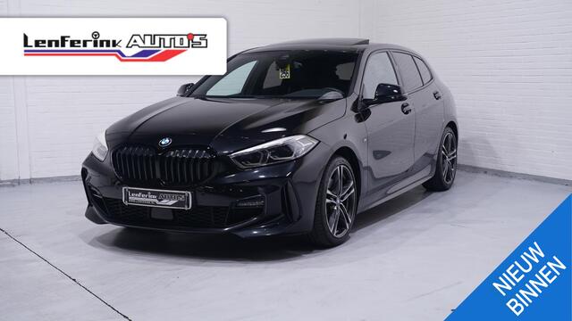 BMW 1-SERIE 118i M Sport Panoramadak Apple Carplay Camera PDC v+a Ambienteverlichting Led koplampen