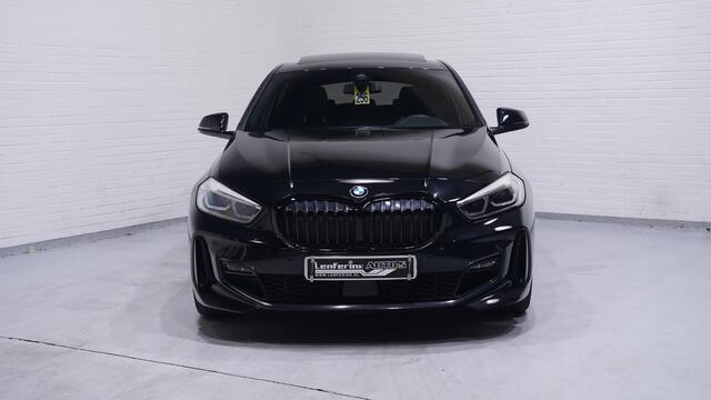 BMW 1-SERIE 118i M Sport Panoramadak Apple Carplay Camera PDC v+a Ambienteverlichting Led koplampen
