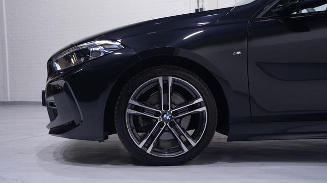 BMW 1-SERIE 118i M Sport Panoramadak Apple Carplay Camera PDC v+a Ambienteverlichting Led koplampen