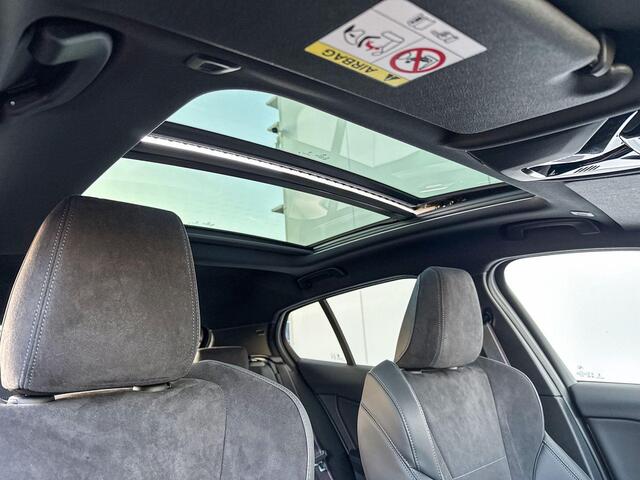 BMW 1-SERIE 120 M Sport Design Edition Stuurwielrand / 19 inch / Glazen dak