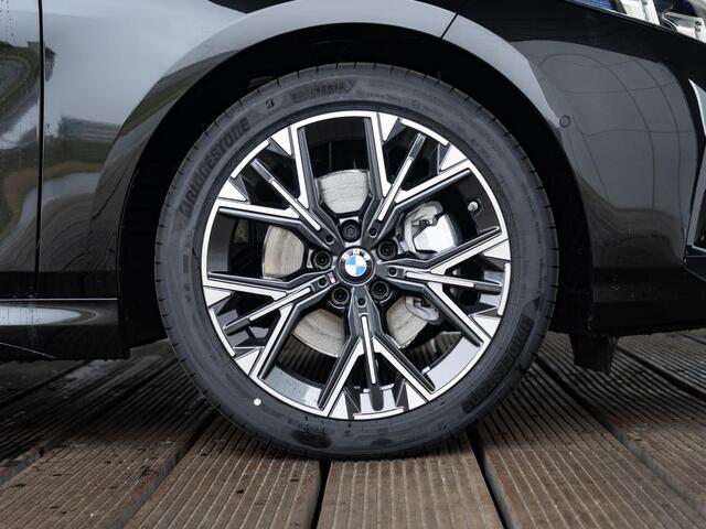 BMW 1-SERIE 120 | M Sportpakket | Premium Pack | Stuurwielrand verwarmd | Comfort Access | Achteruitrijcamera | Stoelverwarming | 18''