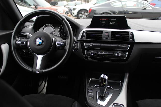 BMW 1-SERIE 118i Edition M Sport Shadow High Executive / Alcantara / Navigatie / Parkeerhulp V+A / 18'' / Stoelverwarming / Cruise Control