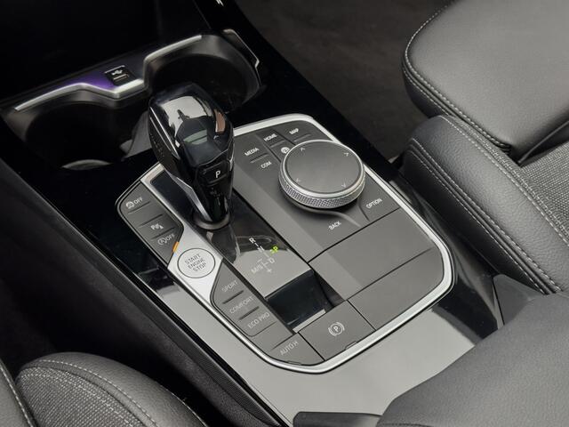 BMW 1-SERIE 118i AUT7 M-SPORT HIGH EXECUTIVE PANODAK LEDER NAVI CAMERA DIGI-DASH APPLE-CARPLAY LED LMV PDC