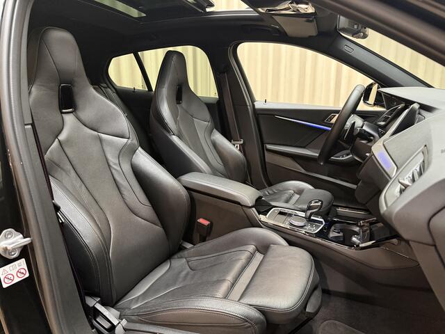 BMW 1-SERIE M135i xDrive *Panoramadak* Head-Up / Adaptive Cruise / Harman/Kardon / Keyless / Lederen Kuipstoelen / Carplay / Camera / 19'' LMV