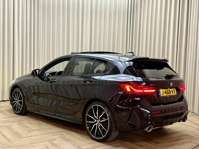 BMW 1-SERIE M135i xDrive *Panoramadak* Head-Up / Adaptive Cruise / Harman/Kardon / Keyless / Lederen Kuipstoelen / Carplay / Camera / 19'' LMV