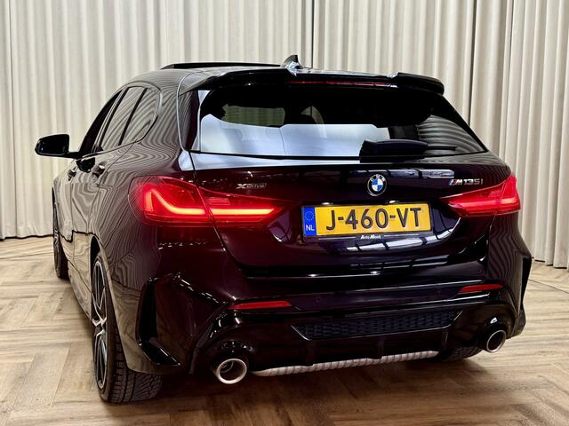 BMW 1-SERIE M135i xDrive *Panoramadak* Head-Up / Adaptive Cruise / Harman/Kardon / Keyless / Lederen Kuipstoelen / Carplay / Camera / 19'' LMV
