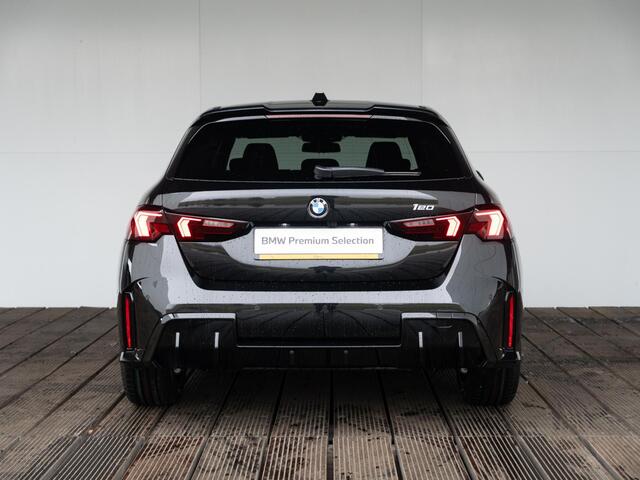 BMW 1-SERIE 120 | M Sportpakket Pro | Premium Pack | Stuurwielrand verwarmd | Comfort Access | Achteruitrijcamera | Panoramadak | Driving Assistant Plus