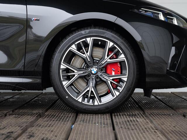 BMW 1-SERIE 120 | M Sportpakket Pro | Premium Pack | Stuurwielrand verwarmd | Comfort Access | Achteruitrijcamera | Panoramadak | Driving Assistant Plus