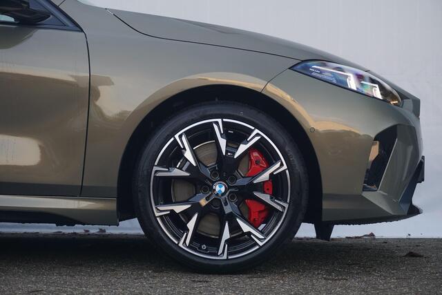 BMW 1-SERIE 123 xDrive M Sportpakket Pro 19'' / Panoramadak / Elektrisch verstelbare stoelen / Harman Kardon