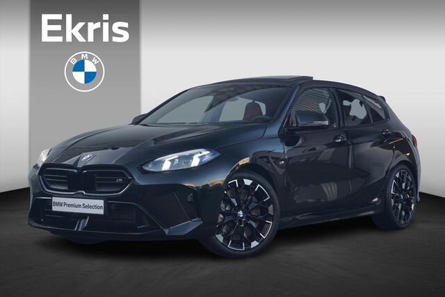 BMW 1-SERIE M135i xDrive M Sportpakket Pro 19'' / Harman Kardon / M Sportstoelen / Panoramadak / Elektrisch verstelbare stoelen / Head-Up Display