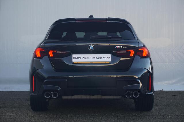 BMW 1-SERIE M135i xDrive M Sportpakket Pro 19'' / Harman Kardon / M Sportstoelen / Panoramadak / Elektrisch verstelbare stoelen / Head-Up Display