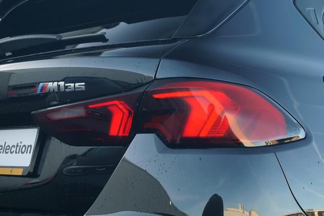 BMW 1-SERIE M135i xDrive M Sportpakket Pro 19'' / Harman Kardon / M Sportstoelen / Panoramadak / Elektrisch verstelbare stoelen / Head-Up Display