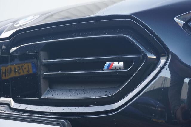 BMW 1-SERIE M135i xDrive M Sportpakket Pro 19'' / Harman Kardon / M Sportstoelen / Panoramadak / Elektrisch verstelbare stoelen / Head-Up Display