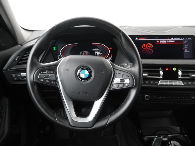 BMW 1-SERIE 118i High Executive Edition | Leder | Stoelverwarming | Camera | Active Cruise Control | Navigatie | Luxury Line