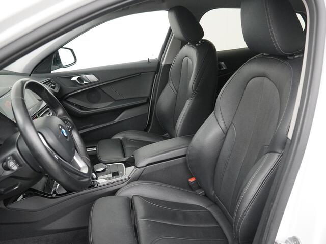 BMW 1-SERIE 118i High Executive Edition | Leder | Stoelverwarming | Camera | Active Cruise Control | Navigatie | Luxury Line