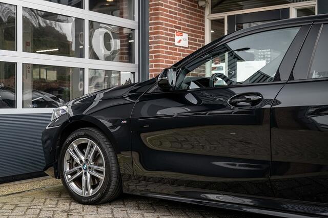 BMW 1-SERIE 118 118i M Sport | Shadow | Camera | Apple CarPlay | ACC | Stoelverwarming | Sportstoelen |