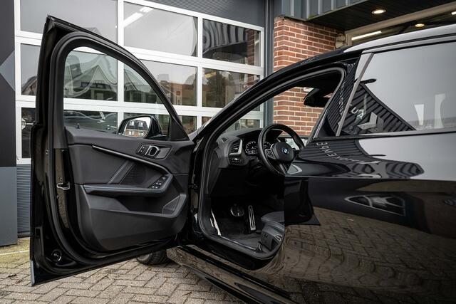 BMW 1-SERIE 118 118i M Sport | Shadow | Camera | Apple CarPlay | ACC | Stoelverwarming | Sportstoelen |