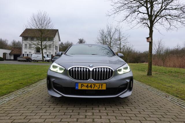 BMW 1-SERIE 118i Business Edition M sport | Camera | CarPlay | Stoelverwarming | Navi |