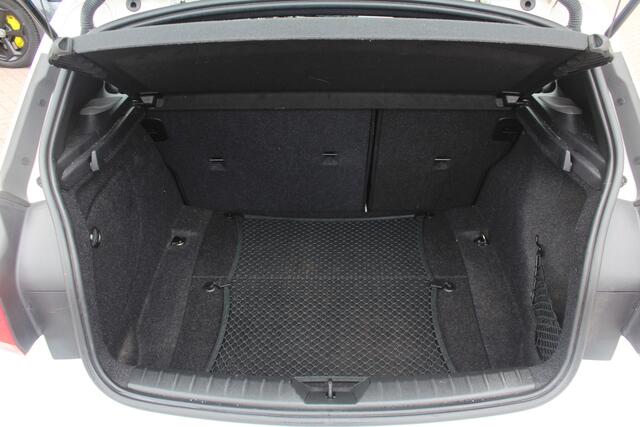 BMW 1-SERIE 118i Edition M Sport Shadow High Exe. / Leder / Navigatie / Parkeerhulp achter / Keyless / 18'' / Getint glas / Stoelverwarming / Cruise Control