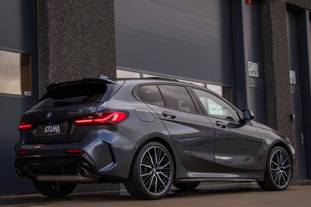 BMW 1-SERIE M135i xDrive | Pano | Shadow-Line | LED Projector | Live Cockpit | HUD | Carplay | Sfeer | Active Guard Plus | Camera | Draadloos Laden | 19 Inch M-Sport | Keyless | 1 Eigenaar | Dealer Onderhouden | BTW | Garantie