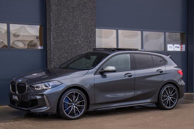 BMW 1-SERIE M135i xDrive | Pano | Shadow-Line | LED Projector | Live Cockpit | HUD | Carplay | Sfeer | Active Guard Plus | Camera | Draadloos Laden | 19 Inch M-Sport | Keyless | 1 Eigenaar | Dealer Onderhouden | BTW | Garantie