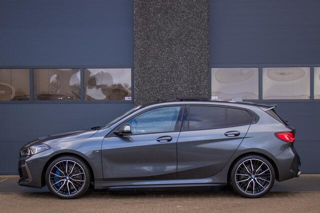 BMW 1-SERIE M135i xDrive | Pano | Shadow-Line | LED Projector | Live Cockpit | HUD | Carplay | Sfeer | Active Guard Plus | Camera | Draadloos Laden | 19 Inch M-Sport | Keyless | 1 Eigenaar | Dealer Onderhouden | BTW | Garantie