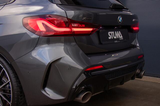 BMW 1-SERIE M135i xDrive | Pano | Shadow-Line | LED Projector | Live Cockpit | HUD | Carplay | Sfeer | Active Guard Plus | Camera | Draadloos Laden | 19 Inch M-Sport | Keyless | 1 Eigenaar | Dealer Onderhouden | BTW | Garantie