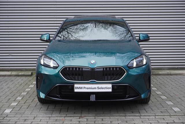 BMW 1-SERIE 120 M Sportpakket Pro | Stuurwielrand verwarmd | BMW Iconic Glow nierengrille | Harman-Kardon sound system | Glazen panoramadak | Driving Assistant