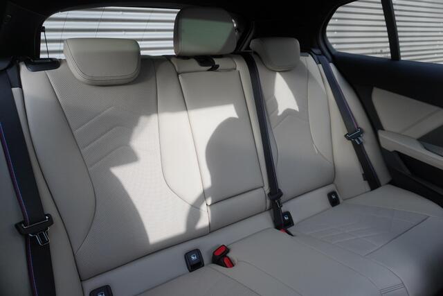 BMW 1-SERIE 120 M Sportpakket Pro | Stuurwielrand verwarmd | BMW Iconic Glow nierengrille | Harman-Kardon sound system | Glazen panoramadak | Driving Assistant