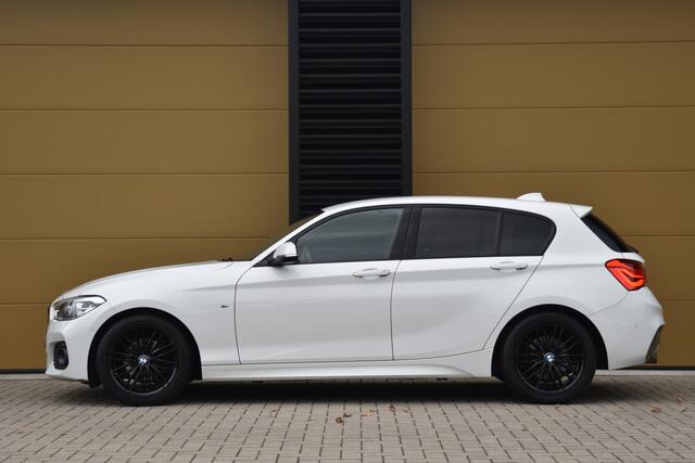 BMW 1-SERIE 118i Executive * M-Pakket * LED * M-onderstel * Trekhaak * Achteruitrijcamera *