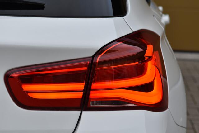 BMW 1-SERIE 118i Executive * M-Pakket * LED * M-onderstel * Trekhaak * Achteruitrijcamera *