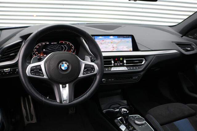 BMW 1-SERIE M135i xDrive High Executive (Panodak Sportleder/Memory Carplay HeadUp HarmanKardon Camera Keyless Full-Led PrivacyGlass)