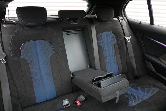 BMW 1-SERIE M135i xDrive High Executive (Panodak Sportleder/Memory Carplay HeadUp HarmanKardon Camera Keyless Full-Led PrivacyGlass)
