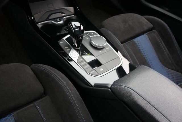 BMW 1-SERIE M135i xDrive High Executive (Panodak Sportleder/Memory Carplay HeadUp HarmanKardon Camera Keyless Full-Led PrivacyGlass)