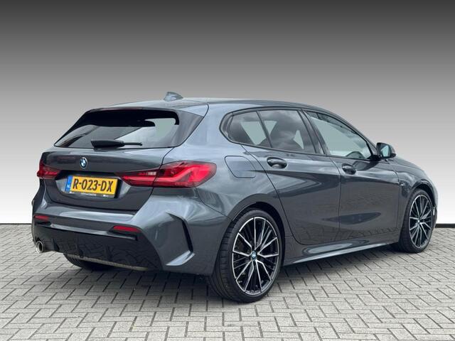 BMW 1-SERIE 118i High Executive M-PAKKET | NAVI | PDC | STOELVERWARMING | DEALDER ONDERH |