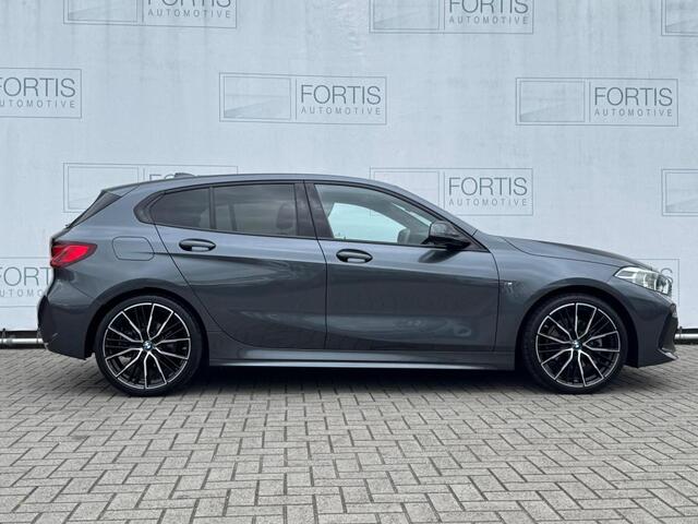 BMW 1-SERIE 118i High Executive M-PAKKET | NAVI | PDC | STOELVERWARMING | DEALDER ONDERH |