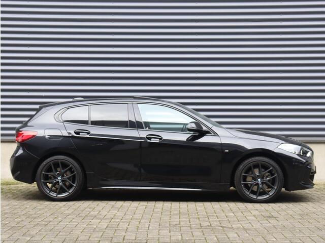 BMW 1-SERIE 5-deurs 118i | High Executive | M Sportpakket | Panodak | Head-Up | Harman Kardon | Elektr. Stoelen | Adaptive Cruise Control | Comfort Access | 18'' LMV