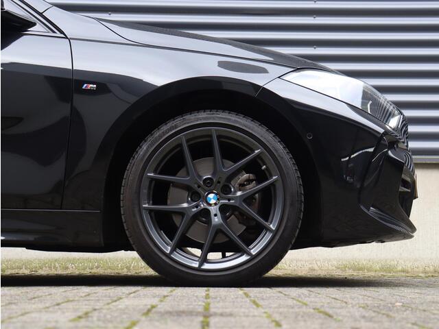 BMW 1-SERIE 5-deurs 118i | High Executive | M Sportpakket | Panodak | Head-Up | Harman Kardon | Elektr. Stoelen | Adaptive Cruise Control | Comfort Access | 18'' LMV